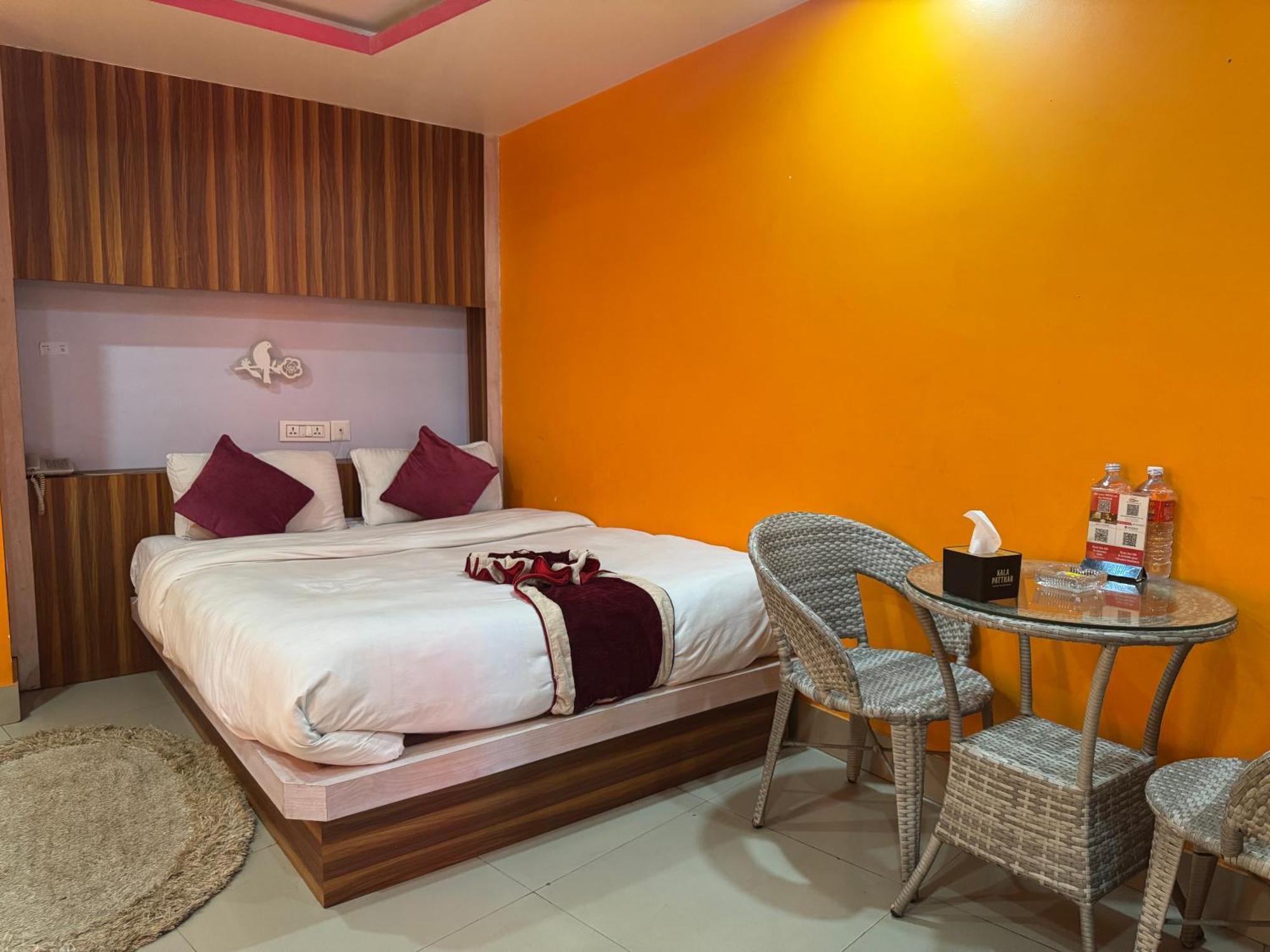 Om Tandoori Hotel Катманду Экстерьер фото